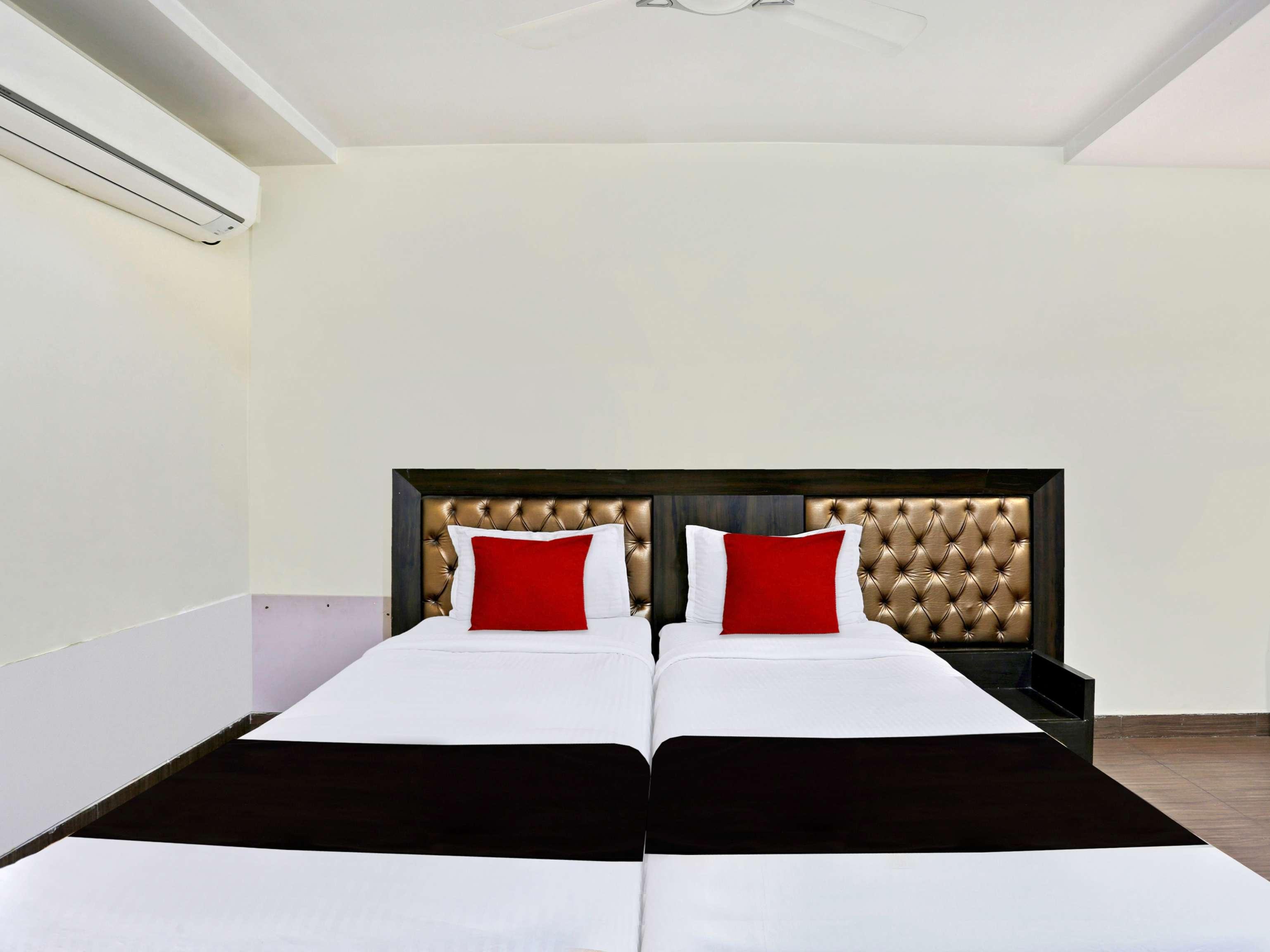 Townhouse Halcyon Deccan Inn Near Shilparamam Kondapur  Exterior photo