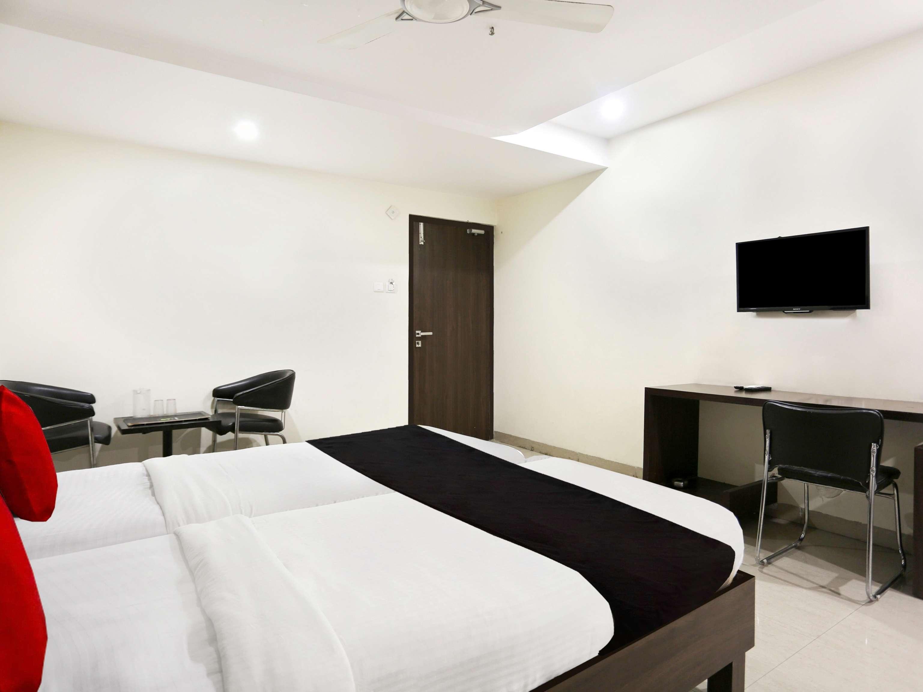 Townhouse Halcyon Deccan Inn Near Shilparamam Kondapur  Exterior photo
