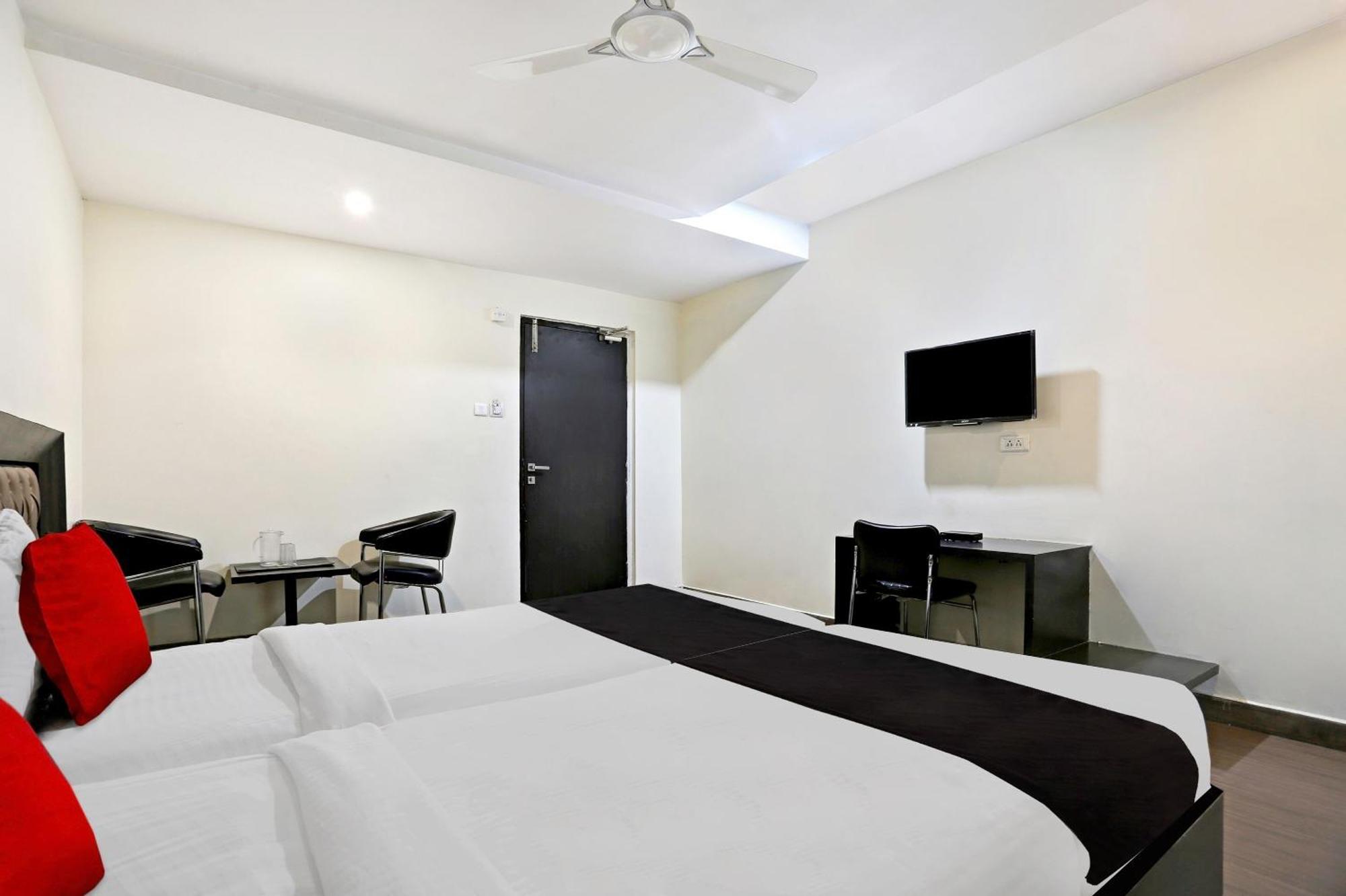 Townhouse Halcyon Deccan Inn Near Shilparamam Kondapur  Exterior photo